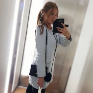 Ljusblå kappa - Vårig kappa i ljusblått från H&M. Storlek 42, sitter som en M! Lite använd, fint skick 