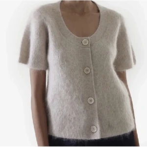 Cos kofta  - Säljer min jättefina kofta från cos i storlek S som är helt slutsåld💕💕den är i mycket bra skick och spar använd💕💕 nypris 800kr💕 bud:780kr