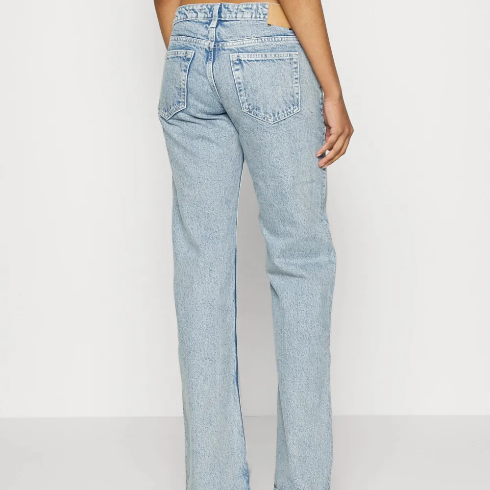 Säljer dessa trendiga weekday jeans för att de var lite för stora för mig💞det är använda någon gång men ser helt nya ut🌟skriv i dm för fler bilder!! Pris kan diskuteras . Jeans & Byxor.