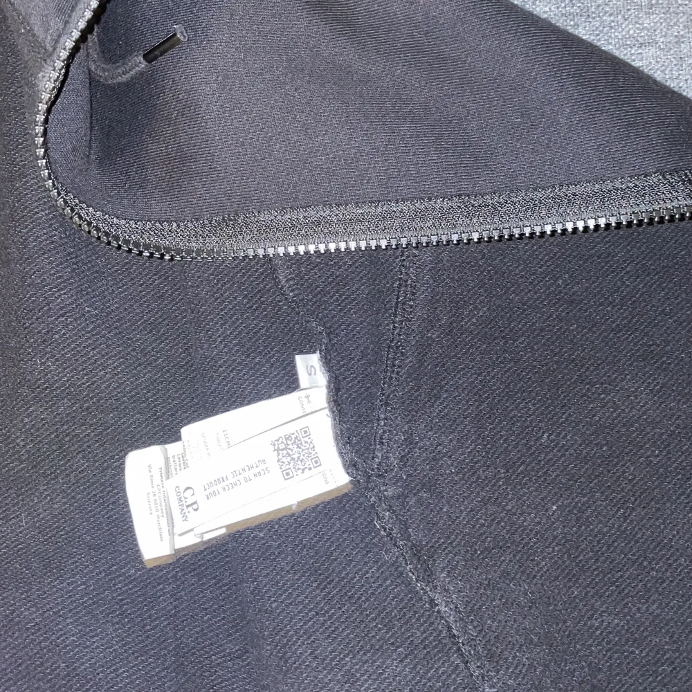 Jag säljer min C.P company hoodie då den blivit förliten. Tröjan är i väldigt bra skick och tvättad ett fåtal gånger. Såklart äkta. Säljer billigt vid snabb affär. Hoodies.