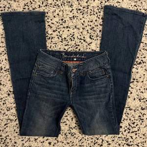 Lågmidjade bootcut jeans i blå 🔥 Långa jeans, är 175cm och bra i längd men tyvärr för små :( De är lite ljusare blå i verkligheten(bild 3).    Mått: Midjemått - 75cm Innerbenslängd - 85cm Ytterbenslängd - 106