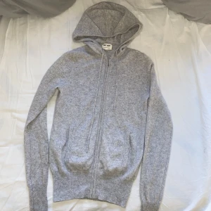 Kashmir zip - Kashmir tröja från softgoat. Svag rosa fläck på armen (från en bläckpenna). Annars bra skick. Säljer då jag inte använder den tillräckligt mke. Nypris 2495kr.