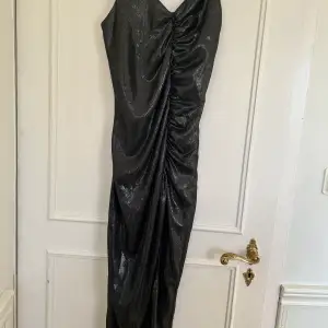 Jag säljer denna helt nya klänning med slits ifrån NA-KD, perfekt till fest eller middag. Klänningen har kvar prislappen och är aldrig använd.