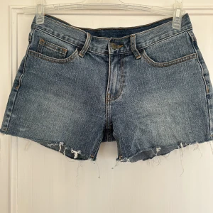 Lågmidjade jeansshorts - Säljer dessa jättefina lågmidjade shorts. Dem är i bra skick och har bara används fåtal gånger. Perfekta till sommarn! 