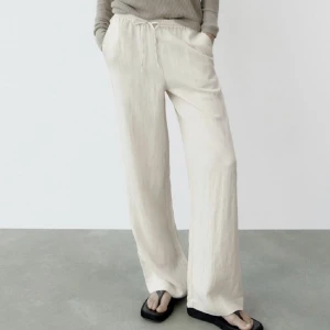 Linnebyxor - Säljer ett par linnebyxor som är sydda till lågmidjade. Skriv för fler bilder💗säljer även ett par vita liknande!!!