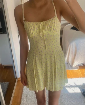Sommarklänning  - Säljer min gula sommarklänning från zara som inte säljs längre💕jag är 174💕