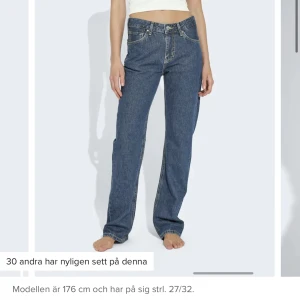 Lågmidjade jeans  - Supersnygga lågmidjade straight jeans från bikbok. De är mörkblå och knappt använda. Passar mig som brukar ha 36, ibland 38 i byxor. De är långa. Frakt på 66 kr ingår redan i det satta priset!💗 skriv för privata bilder, nypris 699 kr