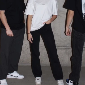 Jeans  - Weekday Jeans i modellen rowe. Bra skick, säljer pågrund av att dom blivit för små på mig  Jag är ca 168 cm lång och säljer dessa i storlek 24/32 🫶🏼