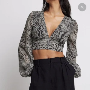 Oanvänd blus från nakd - Blus med öppen rygg och knyte 