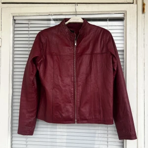 RÖD VINTAGE LÄDERJACKA - Röd läderjacka i fint skick säljes! Lite skav i kragen som knappt syns. Kan skicka bild på hur den sitter. Strl: S/M. 