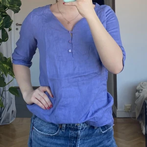 Blå topp - Söt sommartopp i materialet linne i bra skick