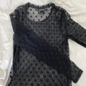 Spets - En prickig mesh tröja, går att kombinera med andra toppar jag säljer