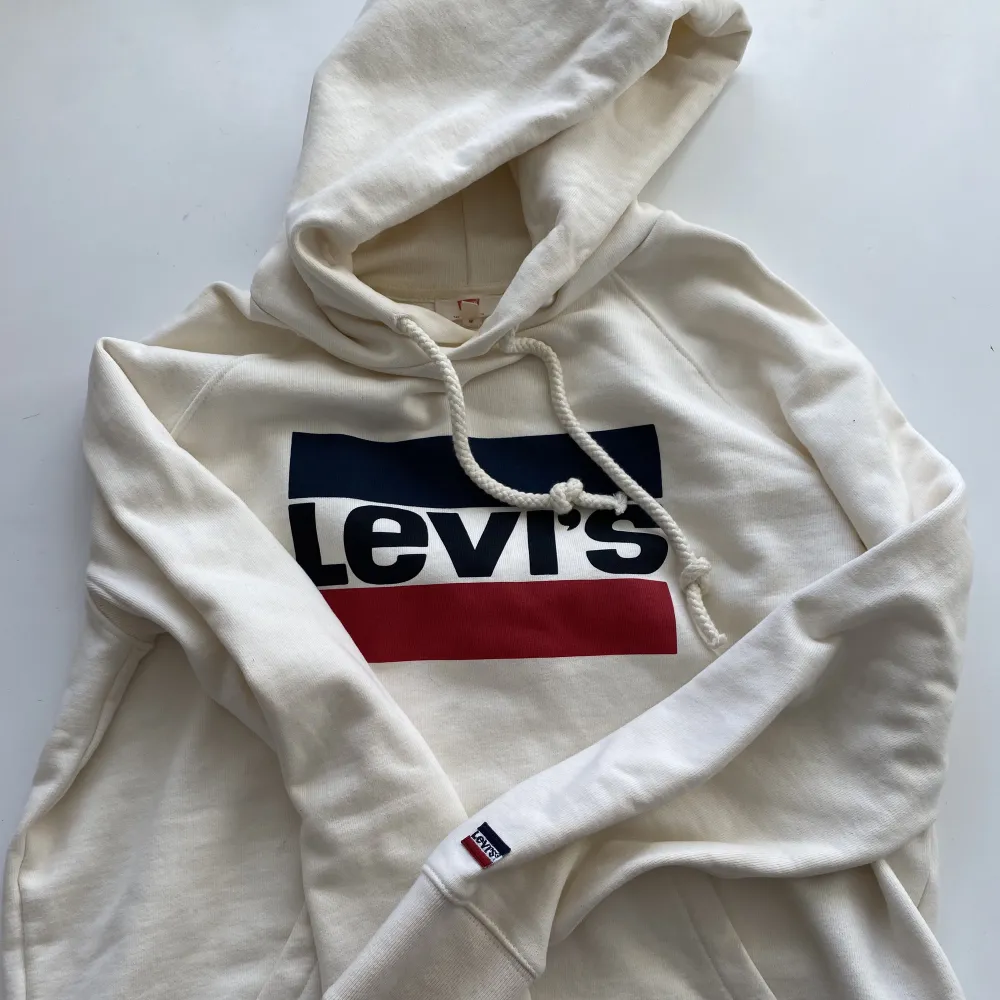 Superfin krämvit hoodie från Levi’s som nästan aldrig är använd. I väldigt fint skick . Hoodies.