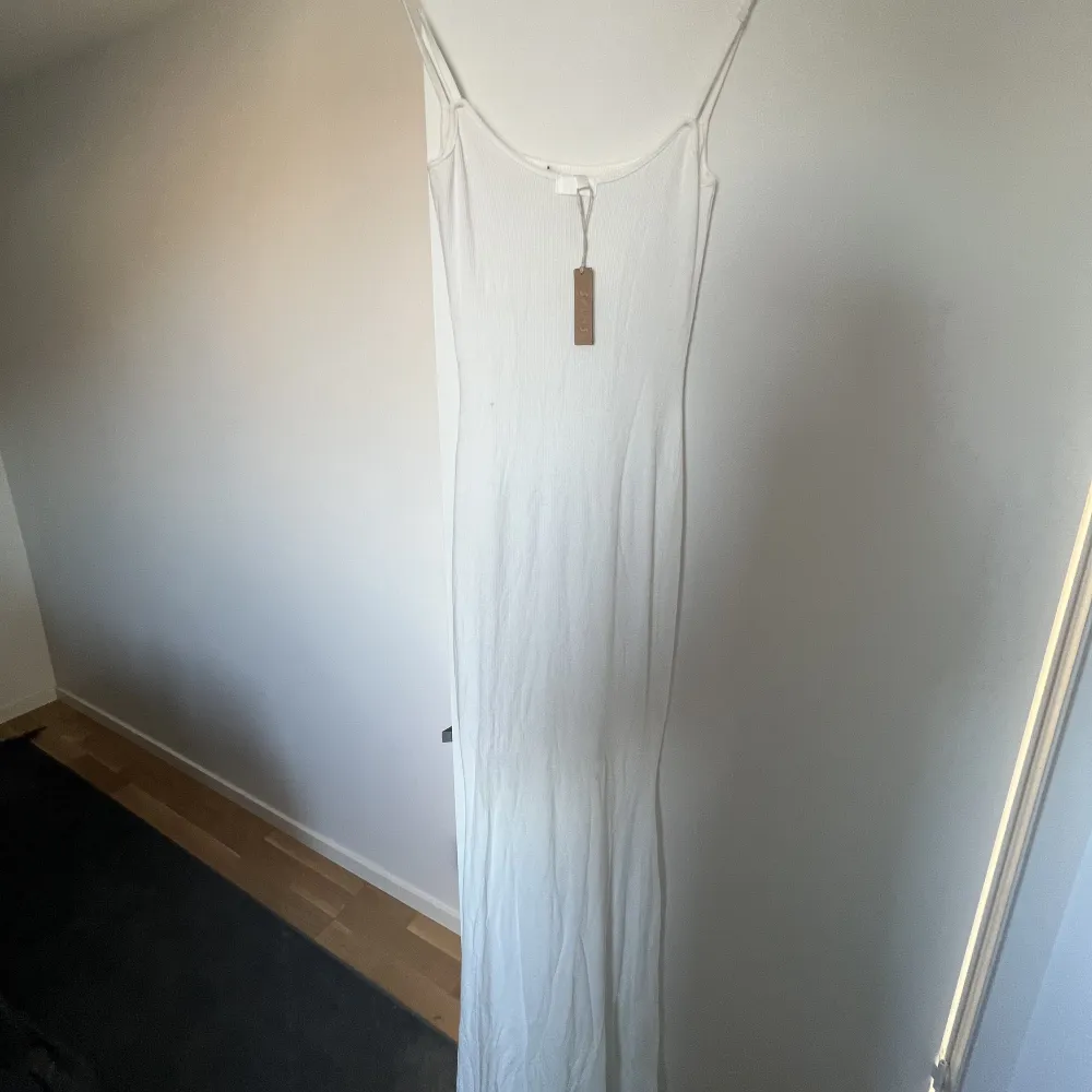 🤍Skims SOFT LOUNGE LONG SLIP DRESS🤍 Aldrig använd endast testad! Färg: marble Storlek: M Klänningen är stretchiga så den passar storlekarna S,M och L. Kan hämtas hos mig i Linköping eller skickas (köparen står för frakt).  Ord pris: 899kr Mitt pris: 600kr. Klänningar.