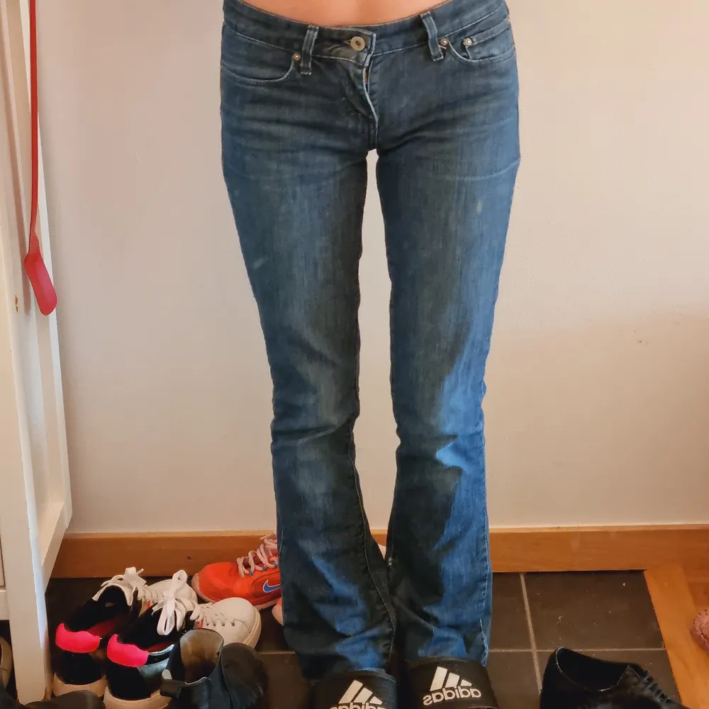 Så snygga levi's jeans som är tyvärr för små för mig :,) Bra i längd för mig som är 160-162. Midjemåttet 75 och 76 cm innerbenslängd. Flera bilder kan skickas privat! . Jeans & Byxor.