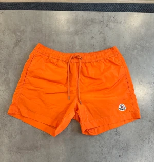 Moncler Bad Byxor Orangea - Moncler Swim Shorts Moncler Badbyxor Storlek S Använda ytterst lite, Väldigt fint skick