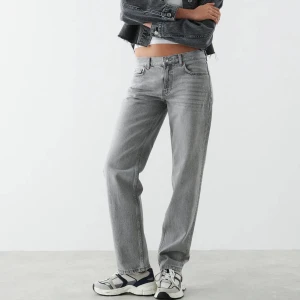 Lågmidjade Jeans - populära jeans ifrån Gina i stl 36. Ordi pris 500, pris kan diskuteras Kan mötas i gbg eller posta❤️