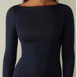 Intimissimi tröja - (FINNS KVAR) ) Tänkte kolla intressekoll på min superfina mörkblåa Intimissimi tröja💓 Den är använd o köpt i början av året, har ett litet hål längst fram på ena ärmen. Om ni vill se fler bilder så kontakta💕