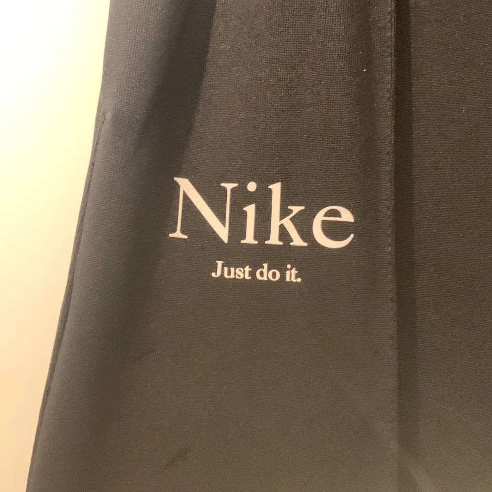 Nike byxor  Storlek s  Använda en gång  Inköps pris ca 700 . Jeans & Byxor.
