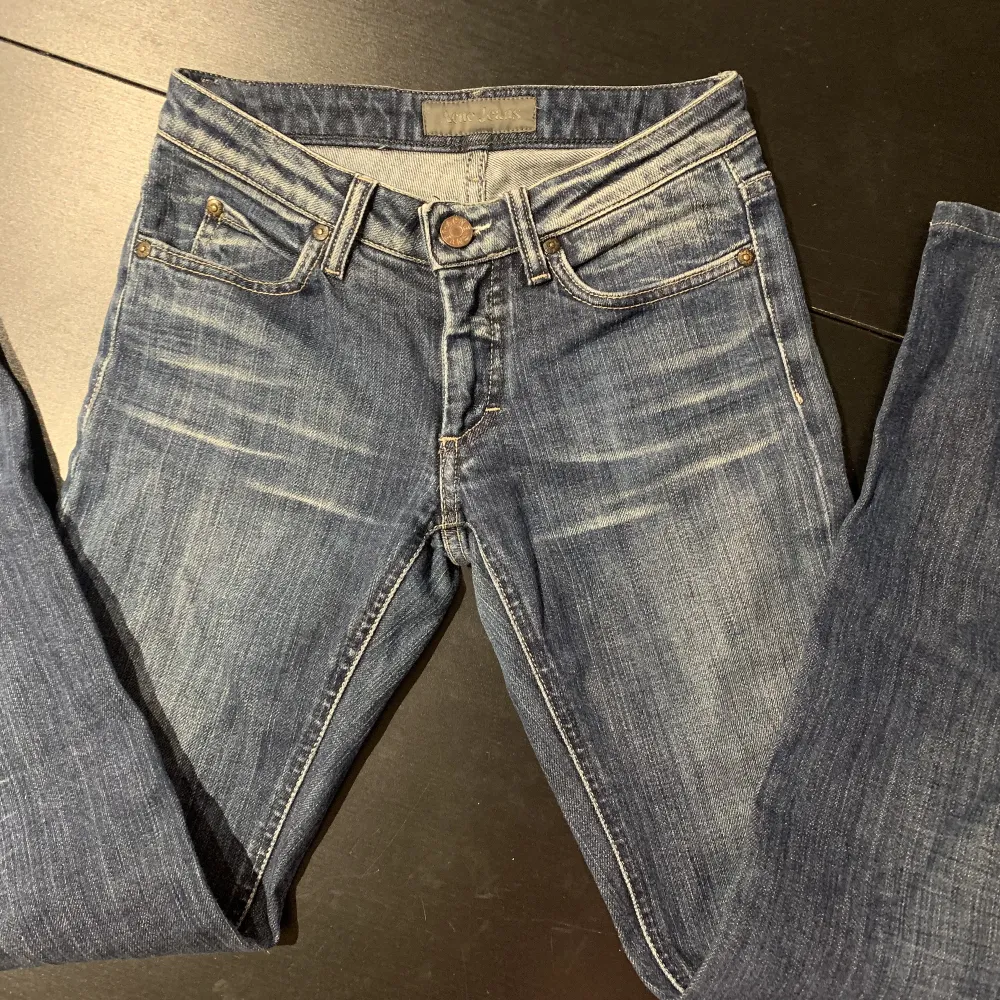 Blåa straight/bootcut jeans från acne i storlek 24/32❣️Har inga bilder på då dom är för små! Dom är lowwaist! Budar man måste man köpa❣️. Jeans & Byxor.