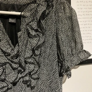 Söt klänning  - Super söt klänning från hm med skit snygga detaljer, klänningen är även super fin med ett snöre i midjan😊