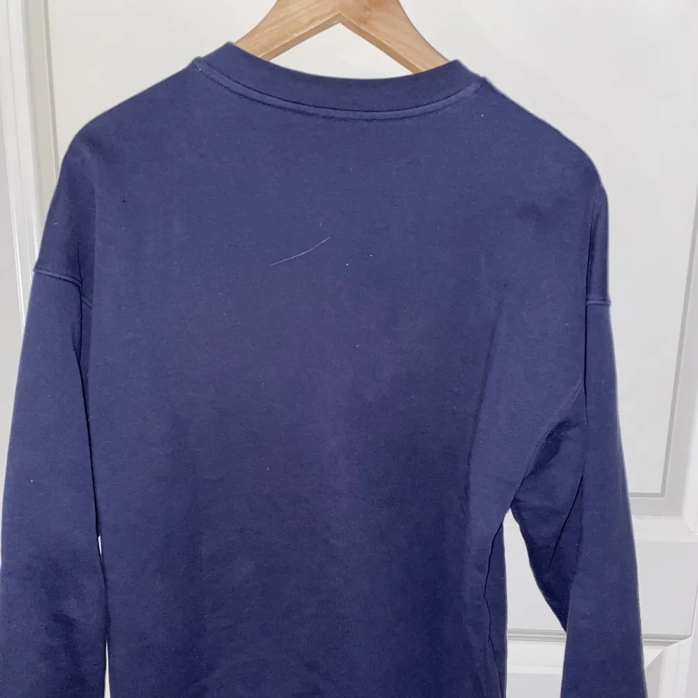 En väldigt fin moschino swestshirt som knappt är använd, köpt på NK  Cond 8/10 . Tröjor & Koftor.