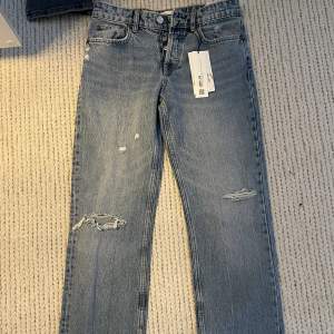 Mid rise straight jeans med slitningar från Zara. Oanvända!! Finns ej i sortiment längre🌟⚡️köpare står för frakt.