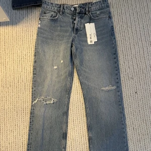 Zara Jeans - Mid rise straight jeans med slitningar från Zara. Oanvända!! Finns ej i sortiment längre🌟⚡️köpare står för frakt.