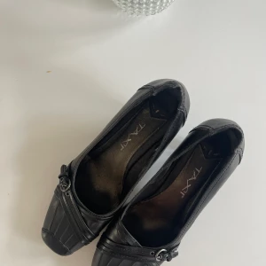 Svarta klackar - Jättesköna och smickrande klackar!! Storlek 40❤️