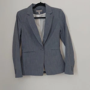 Figursydd kostym  - Grå, figursydd kostym från HM. Sparsamt använd. 