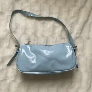 Säljer denna fina ljusblå väska. Väskan har några märken därav ett lågt pris💞🥰 frakt står köparen för 