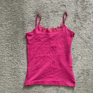 Rosa linne  - skit snygg mcbling/y2k linne i rosa med spets urringning 💋