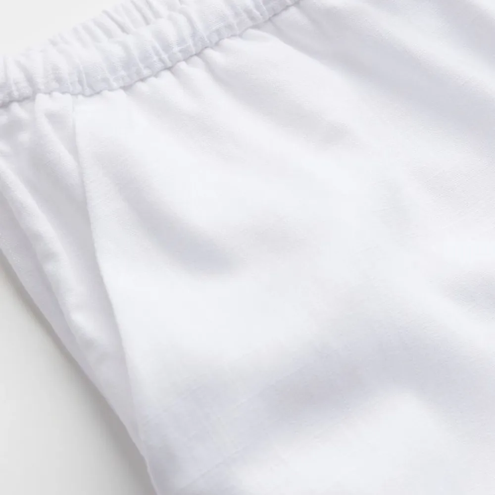 Säljer ett par vita linnebyxor från H&M i storlek XS, passar de som är 162 cm eller kortare💗. Jeans & Byxor.
