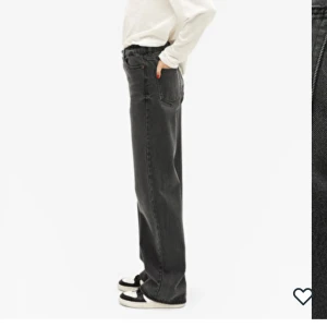 Lila högmidjade jeans - 💜Modellen ser ut som den på bilden men de är ljuslila (färgen som på sista bilden). Säljer på grund av att jag inte får på mig dom längre. 💜