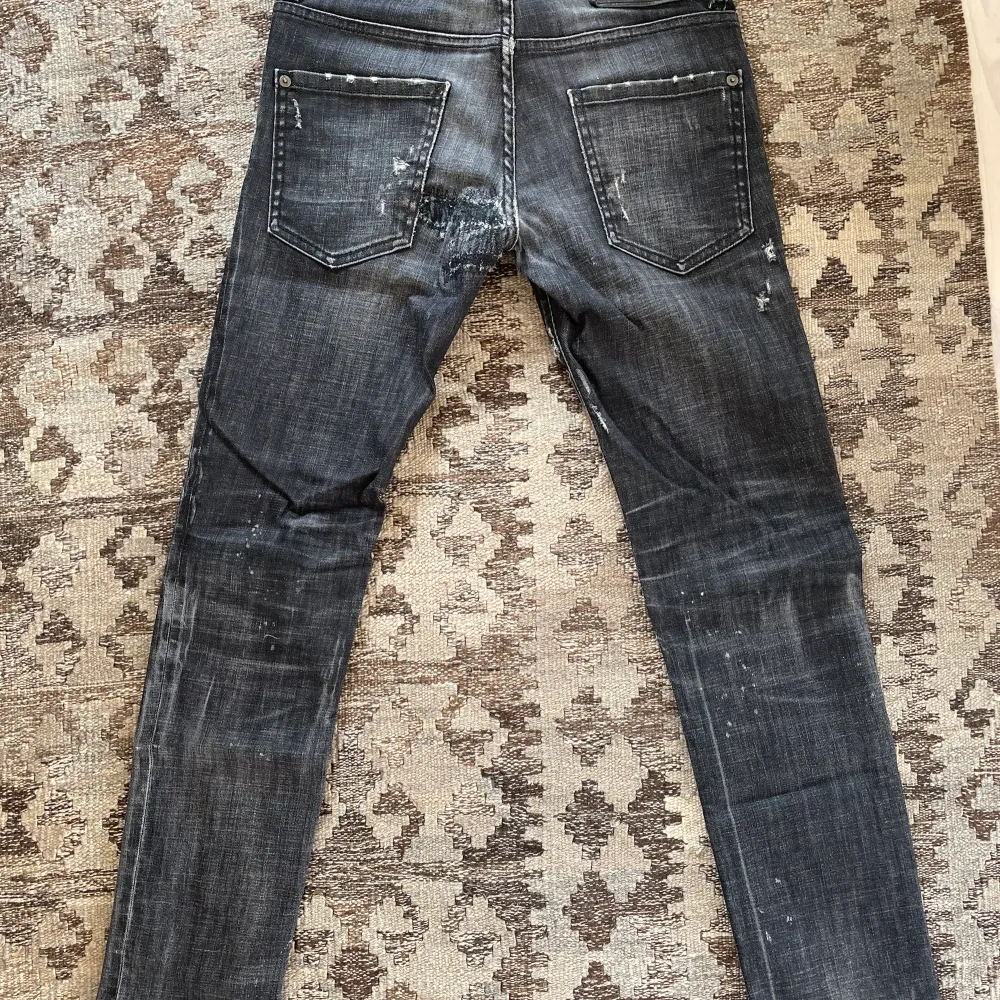Svarta d2 jeans i storlek 44. Dem är lite mindre än den vanliga storleken 44 på dsquared. . Jeans & Byxor.