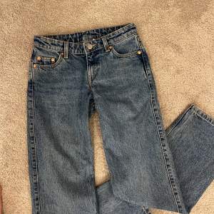 Säljer mina fina sjukt eftertraktade arrow jeans! Sitter perfekt i midjan och i rumpan. Storlek 23/30, jag är 160 och dom passar mig perfekt i längden! 💕