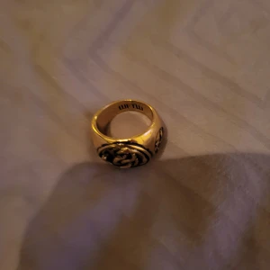 Guld ring - Snygg guld ring med ormar på, aldrig använd då den är för stor för mig