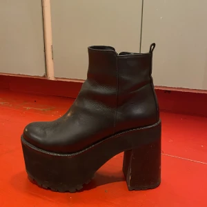 klackskor  - svarta trä platåskor i äkta läder  köpta på sko uno   jätte bra kvalite 