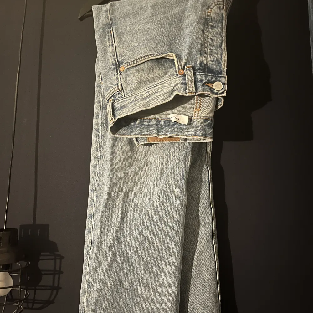 Ett par weekday jeans i fint skick, storlek W28 L30, passar på både killar och tjejer!. Jeans & Byxor.