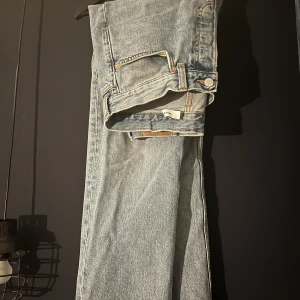 Weekday Jeans - Ett par weekday jeans i fint skick, storlek W28 L30, passar på både killar och tjejer!