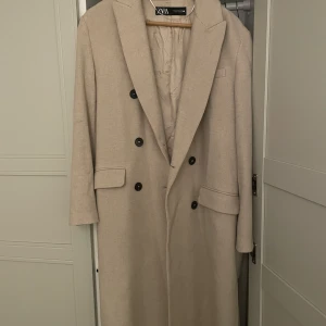 Tunn kappa från Zara  - Tunn kappa från Zara säljes.