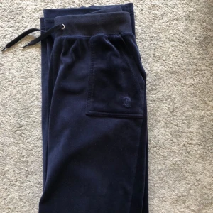 Juicy couture bytes - Skulle vilja byta min juicy byxor som är i stl m mot ett par i samma färg fast i s. Inget fel på dom förutom att metallgrejerna som sitter på snöret i midjan har åkt av men inget större än så. Dom är sparsamt använda💕