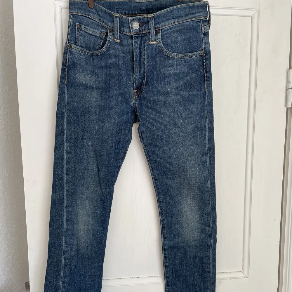 Levis jeans. Väldigt sparsamt använda, skicket är så gott som nytt.  Köpta för 899kr Skulle du ha några frågor är det bara att höra av dig! . Jeans & Byxor.