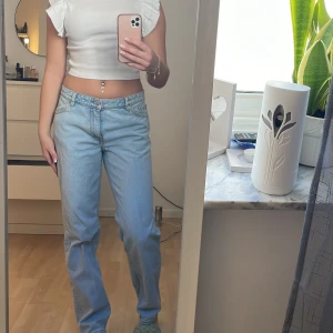 Low/midwaist jeans - Ett år svin snygga jeans från monki.Väl använda men nu blivit förstora.Är i jätte fint skick!org pris 400