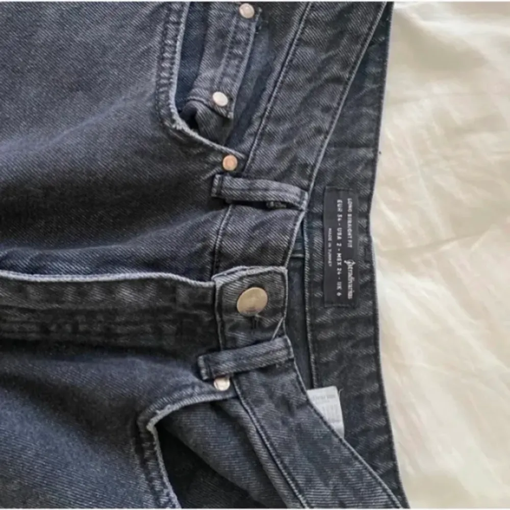 Ett par super fina svarta jeans med hål på käna, är i storlek 34 men skulle mer säga 36 är även ganska långa vida i benen💗. Jeans & Byxor.
