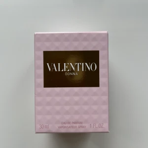 Parfym - Säljer denna Valentino parfym då jag felbeställt. Har endast sprutat 2 sprut. Kostar vanligtvis runt 700kr. Skriv i Dm om du har frågor eller är intresserad🫶🏻❤️ 