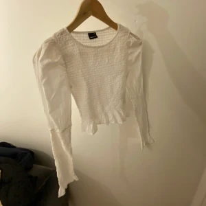 vit blus från gina - säljer denna jättefina vita blus i storlek S från gina 💗💗
