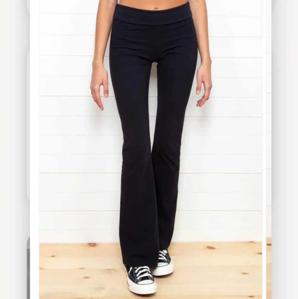 Så snygga yoga pants från brandy melville som tyvärr inte passar mig!💞 Så snygga och bekväma. Strlk one size men skulle säga att de passar s/m, de är stretchiga. Man viker ner midjebandet så de sitter lågmidjat. Klicka inte på köp direkt utan medela mig 💞. Jeans & Byxor.