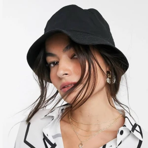Enkel buckethat - En svart enkel buckethat från ASOS. Köpt i somras. Gratis frakt