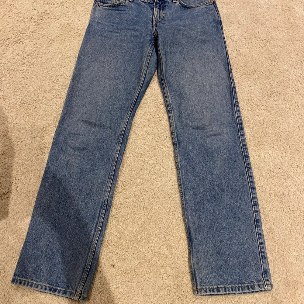 Jeans från weekday i modellen arrow. Storlek 26/32. Klarblå färg. Jeans & Byxor.
